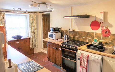 Moonfleat Cottage: Cabinetry, Countertop, Eigentum, Möbel, Küchengerät, Spüle, Sinken, Haushaltsgerät, Küche, Herd