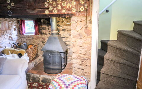 Moonfleat Cottage: Eigentum, Möbel, Gebäude, Azurblau, Holz, Komfort, Textil, Interior Design, Wohnzimmer, Haus