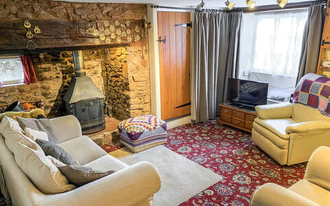 Moonfleat Cottage: Möbel, Couch, Tabelle, Bilderrahmen, Komfort, Gebäude, Vorhang, Interior Design, Beleuchtung, Holz