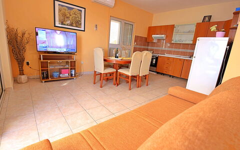 Anderson: Eigentum, Möbel, Holz, Orange, Interior Design, Fernsehen, Flooring, Stuhl, Fussboden, Wohnzimmer