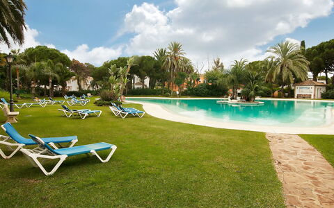 El Presidente: Schwimmbad, Eigentum, Resort, Gras, Freizeit, Himmel, Sonnenliege, Gartenmöbel, Rasen, Grundeigentum