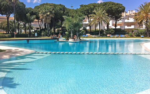 El Presidente: Schwimmbad, Eigentum, Resort, Urlaub, Azurblau, Freizeit, Wasser, Grundeigentum, Ferienort, Gebäude