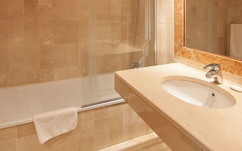 El Presidente: Badezimmer, Fliese, Eigentum, Zapfhahn, Fussboden, Wand, Zimmer, Sinken, Armatur, Bad Sink