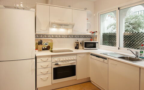 El Presidente: Zimmer, Cabinetry, Küche, Eigentum, Möbel, Countertop, Major Appliance, Herd, Interior Design, Gebäude