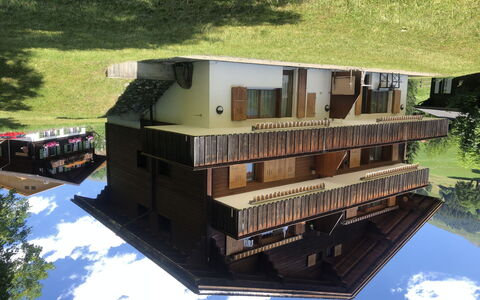 Chalet Sunneblick: Wasser, Gebäude, Wolke, Haus, Fenster, Holz, Urban Design, Fahrzeug, Baum, Pflanze