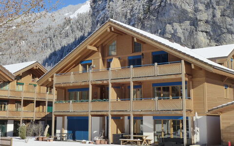 Staubbach: Berg, Schnee, Fenster, Himmel, Holz, Gebäude, Steigung, Baum, Schatten, Dach