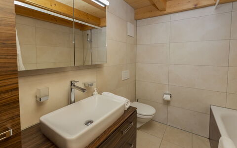 Staubbach: Flooring, Bad Sink, Armatur, Interior Design, Sinken, Holz, Fussboden, Badezimmer, Zapfhahn, Installation