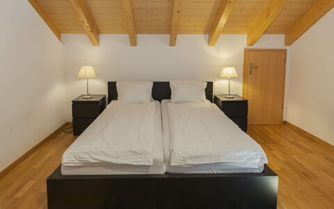Staubbach: Möbel, Bett, Interior Design, Schlafzimmer, Flooring, Holz, Fussboden, Decke, Bettdecke, Holzboden