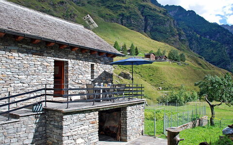 Rustico Dell'Orino: Berg, Eigentum, Pflanze, Gebäude, Himmel, Natürliche Landschaft, Hochland, Blumentopf, Wolke, Steigung