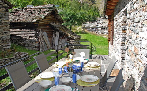 Rustico Dell'Orino: Eigentum, Gebäude, Haus, Zimmer, Baum, Hinterhof, Hütte, Garten, Landschaft, Tabelle