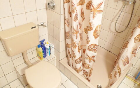 Norderney: Badezimmer, Fliese, Eigentum, Toilette, Zimmer, Wand, Armatur, Toilleten Sitz, Fussboden, Interior Design