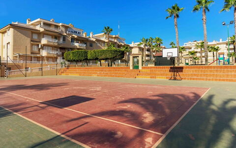 Residencial El Pinar: Himmel, Daytime, Gebäude, Natur, Baum, Strassenbelag, Fenster, Schatten, Asphalt, Grundstueck