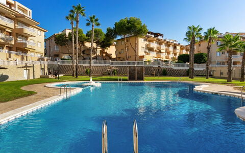 Residencial El Pinar: Wasser, Gebäude, Pflanze, Daytime, Eigentum, Himmel, Fenster, Schwimmbad, Azurblau, Baum