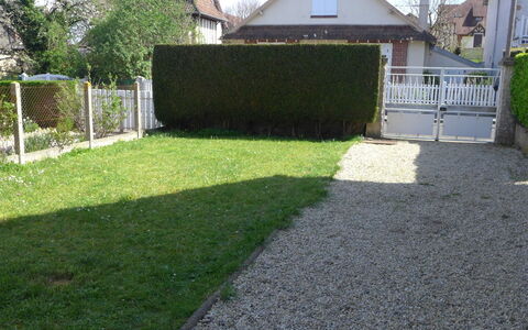 Villa Sandret: Pflanze, Himmel, Gebäude, Baum, Strassenbelag, Haus, Grundstueck, Gras, Schatten, Hütte