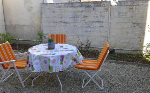 Villa Sandret: Pflanze, Möbel, Tabelle, Eigentum, Stuhl, Gebäude, Tisch Im Freien, Tischdecke, Gartenmöbel, Blumentopf