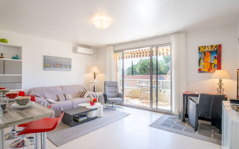 Le Paradou: Möbel, Tabelle, Fenster, Couch, Fussboden, Gebäude, Flooring, Pflanze, Lampe