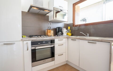 Le Paradou: Cabinetry, Countertop, Eigentum, Möbel, Spüle, Sinken, Gebäude, Herd, Küchengerät, Küche