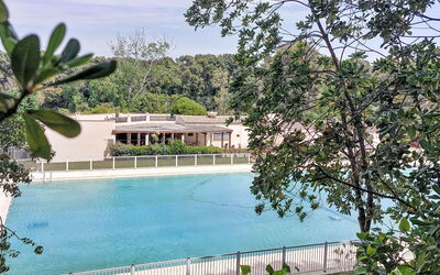 Six Fours la Coudoulière 210: Wasser, Baum, Schwimmbad, Verbundwerkstoff, Resort, Schatten, Thermae, Estate, Hazienda, Eco Hotel