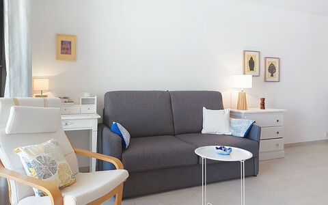 Six Fours la Coudoulière 220: Möbel, Interior Design, Flooring, Couch, Fussboden, Wohnzimmer, Zimmer, Tabelle, Stuhl, Textil