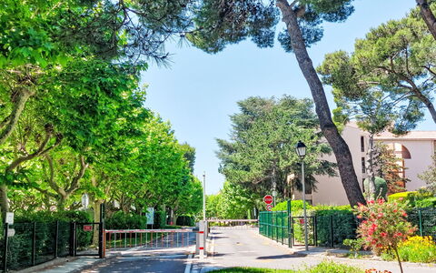 Le Luberon: Wohngebiet, Öffentlicher Raum, Strauch, Durchgangsstrasse, Strasse, Urban Design, Fahrbahn, Bürgersteig, Vorort, Garten