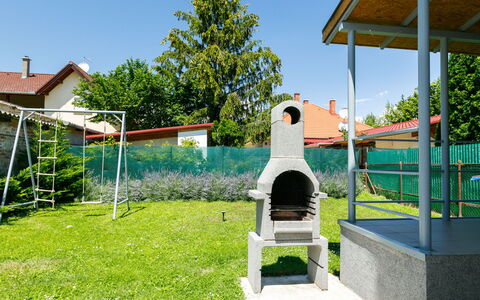 Bercsényi: Himmel, Pflanze, Baum, Grundstueck, Schatten, Gras, Freizeit, Grundeigentum, Ländliches Gebiet, Landschaft