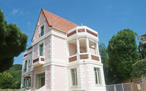 Cavalaire 151: Himmel, Pflanze, Gebäude, Fenster, Baum, Haus, Treppe, Wohngebiet, Nachbarschaft, Fassade