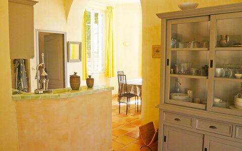 Cavalaire 151: Zimmer, Gelb, Eigentum, Möbel, Interior Design, Fussboden, Gebäude, Countertop, Cabinetry, Badezimmer