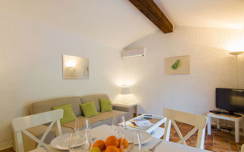 Le Pilon: Zimmer, Eigentum, Interior Design, Möbel, Gebäude, Wohnzimmer, Haus, Decke, Tabelle, Grundeigentum