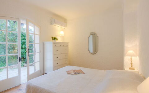 Le Pilon: Schlafzimmer, Zimmer, Eigentum, Möbel, Bett, Interior Design, Bettrahmen, Bettdecke, Gebäude, Fussboden