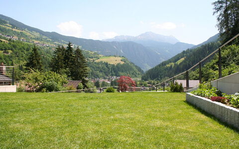 Urgbach Apart: Wolke, Pflanze, Himmel, Eigentum, Berg, Natürliche Landschaft, Baum, Grundstueck, Gras, Gebäude
