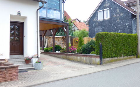 Petra: Pflanze, Gebäude, Eigentum, Fenster, Himmel, Haus, Strassenbelag, Asphalt, Zimmerpflanze, Tür