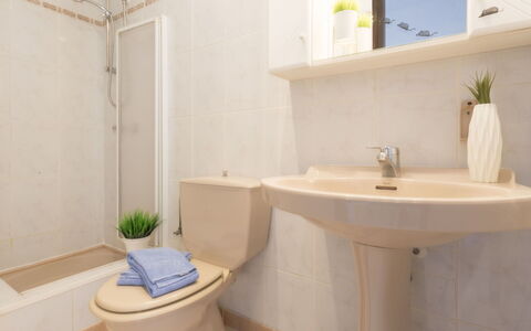 Porto Fino: Spiegel, Armatur, Pflanze, Eigentum, Fotografieren, Sinken, Zapfhahn, Lila, Bad Sink, Badezimmer