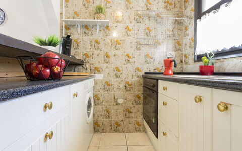 Porto Fino: Cabinetry, Eigentum, Fenster, Schublade, Holz, Interior Design, Beleuchtung, Countertop, Orange, Küche