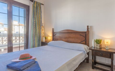Porto Fino: Möbel, Eigentum, Komfort, Gebäude, Holz, Textil, Beleuchtung, Interior Design, Bettrahmen, Schatten