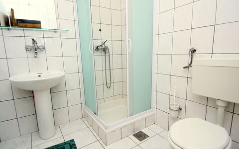 Repak: Badezimmer, Eigentum, Zimmer, Fliese, Armatur, Die Architektur, Interior Design, Fussboden, Haus, Grundeigentum