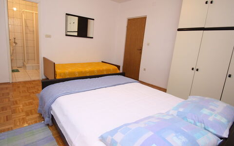Repak: Schlafzimmer, Bett, Möbel, Zimmer, Bettdecke, Matratze, Eigentum, Bedding, Bettrahmen, Fussboden