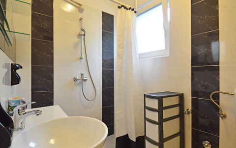 Umag 107: Badezimmer, Zimmer, Eigentum, Fliese, Interior Design, Fussboden, Armatur, Grundeigentum, Haus, Gebäude