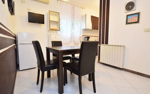 Umag 107: Zimmer, Eigentum, Möbel, Esszimmer, Interior Design, Fussboden, Gebäude, Haus, Tabelle, Grundeigentum