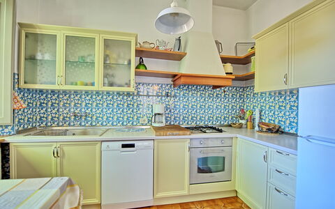 Casale Ambra: Zimmer, Eigentum, Cabinetry, Küche, Countertop, Möbel, Interior Design, Gebäude, Gelb, Türkis