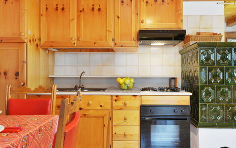 Villaggio Ladino: Countertop, Cabinetry, Eigentum, Möbel, Küche, Herd, Küchengerät, Holz, Gasherd, Flooring