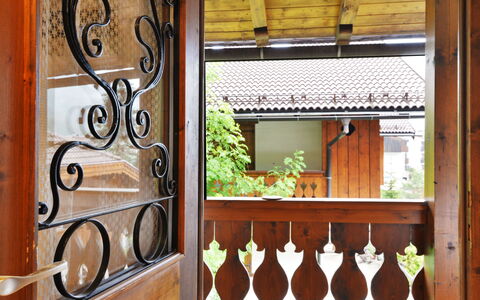 Villaggio Ladino: Pflanze, Fenster, Holz, Gebäude, Tür, Interior Design, Gelb, Home Door, Haus