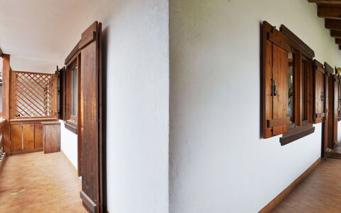 Villaggio Ladino: Holz, Gebäude, Interior Design, Flooring, Fussboden, Holzbeize, Hartholz, Halle, Laminatboden