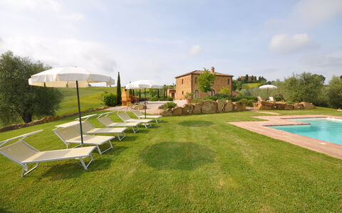 Villa Gaeta: Eigentum, Gras, Schwimmbad, Rasen, Grundeigentum, Grundstueck, Haus, Estate, Gebäude, Wohngebiet