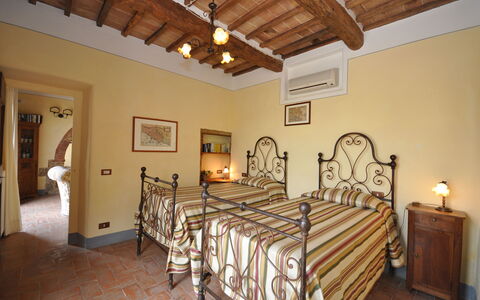 Villa Gaeta: Zimmer, Schlafzimmer, Eigentum, Bett, Möbel, Gebäude, Decke, Bettrahmen, Bettdecke, Interior Design