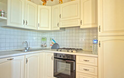 Villa Roberto: Cabinetry, Countertop, Zimmer, Eigentum, Küche, Möbel, Fliese, Interior Design, Beleuchtung, Zuhause