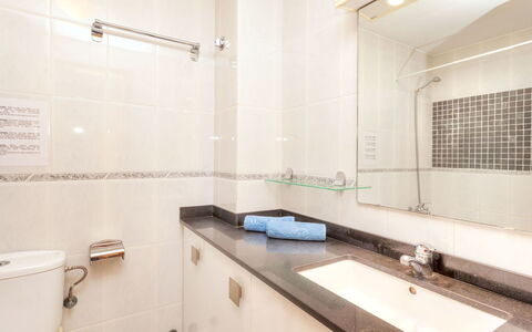 L'Olivar Ii: Zapfhahn, Armatur, Sinken, Eigentum, Cabinetry, Spüle, Countertop, Interior Design, Beleuchtung, Holz