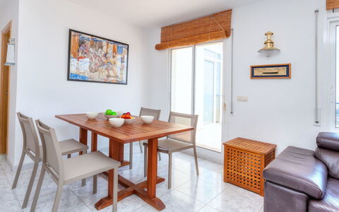 L'Olivar Ii: Tabelle, Möbel, Bilderrahmen, Gebäude, Holz, Interior Design, Couch, Fussboden, Stuhl, Haus