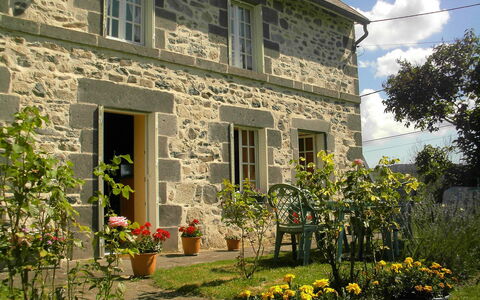 O'Petit Bonheur: Haus, Eigentum, Zuhause, Gebäude, Hütte, Gelb, Grundeigentum, Fenster, Nachbarschaft, Wohngebiet