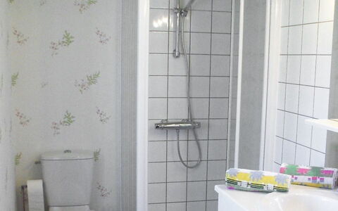 O'Petit Bonheur: Badezimmer, Zimmer, Eigentum, Fliese, Wand, Vorhang, Interior Design, Bad Zubehör, Armatur, Materialeigenschaft