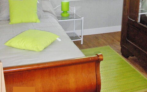 O'Petit Bonheur: Möbel, Zimmer, Eigentum, Bett, Bettrahmen, Schlafzimmer, Fussboden, Matratze, Interior Design, Bettdecke